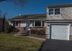 Pre-foreclosure in  Quebec Dr Huntington Station, NY 11746