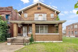Pre-foreclosure in  W Belle Pl Saint Louis, MO 63108