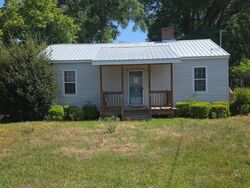 Pre-foreclosure in  S 3rd St Cochran, GA 31014