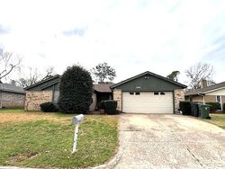 Pre-foreclosure in  Sexton Dr Arlington, TX 76015