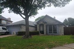 Pre-foreclosure in  Mckenzie Pl Arlington, TX 76018
