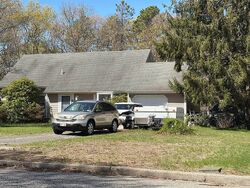 Pre-foreclosure in  Timber Trail Ln Medford, NY 11763