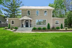 Pre-foreclosure in  Maple Ave Downers Grove, IL 60515