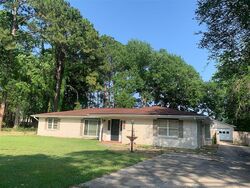 Pre-foreclosure in  Plantation Dr New Iberia, LA 70563