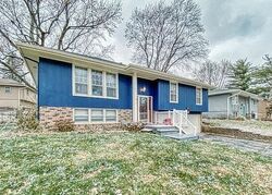 Pre-foreclosure in  Parkview Dr Omaha, NE 68134
