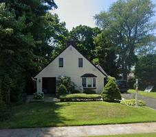 Pre-foreclosure in  Slocum Ave Port Washington, NY 11050
