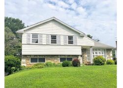 Pre-foreclosure in  Oak Lane Rd Cheltenham, PA 19012