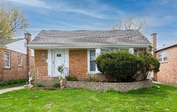 Pre-foreclosure in  Kilbourn Ave Skokie, IL 60076