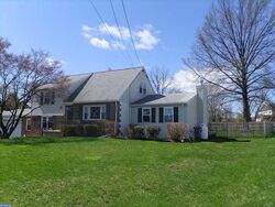Pre-foreclosure in  Hawthorne Ave Gilbertsville, PA 19525
