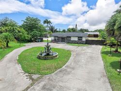 Pre-foreclosure in  Sw 209th Ave Miami, FL 33187