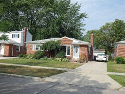 Pre-foreclosure in  Harmon St Saint Clair Shores, MI 48080
