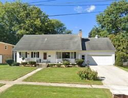 Pre-foreclosure in  Valleyview Dr Freeport, IL 61032