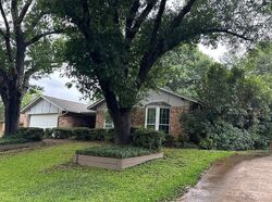 Pre-foreclosure in  Valleydale Dr Arlington, TX 76013