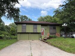 Pre-foreclosure in  Alfalfa Ln Buckner, MO 64016