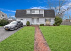 Pre-foreclosure in  ARROW ST Selden, NY 11784