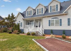 Pre-foreclosure in  Awixa Ave Bay Shore, NY 11706