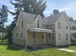 Pre-foreclosure in  S Locust St Sycamore, IL 60178