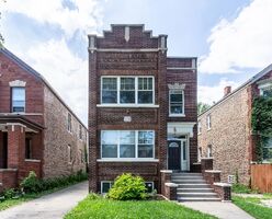 Pre-foreclosure in  S ESCANABA AVE Chicago, IL 60617