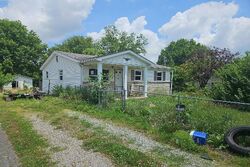 Pre-foreclosure in  Linden St Richmond, KY 40475