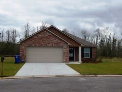 Pre-foreclosure in  Silverwood Ct Denham Springs, LA 70726
