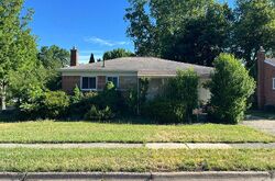 Pre-foreclosure in  Oak St Ypsilanti, MI 48198