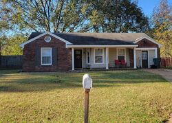 Pre-foreclosure in  Cedar Point Cv Southaven, MS 38671