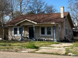 Pre-foreclosure in  SCHOOL ST Clarksdale, MS 38614