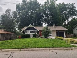 Pre-foreclosure in  Old Manor Rd Liberty, MO 64068