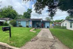 Pre-foreclosure in  Evans St Angleton, TX 77515
