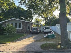 Pre-foreclosure in  Hayrick Ln Commack, NY 11725