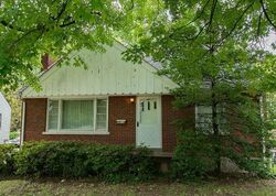 Pre-foreclosure in  Garey Ln Louisville, KY 40216