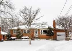 Pre-foreclosure in  Waltlee Rd Louisville, KY 40291