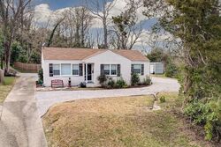 Pre-foreclosure in  Parkside Dr Vicksburg, MS 39180