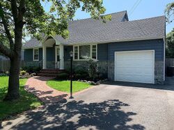 Pre-foreclosure in  Rosalia Ct Smithtown, NY 11787