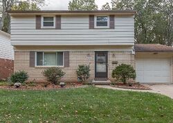 Pre-foreclosure in  Dixon Ave Toledo, OH 43613