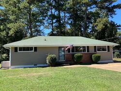 Pre-foreclosure in  Shawnee Trl Ringgold, GA 30736