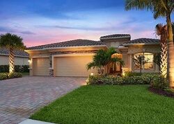 Pre-foreclosure in  Vermont Ln Naples, FL 34120