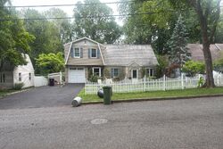 Pre-foreclosure in  Lincoln Dr Paramus, NJ 07652