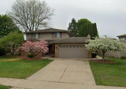 Pre-foreclosure in  Parkridge Dr Waterford, MI 48329