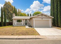 Pre-foreclosure in  W Creekside Cir Dixon, CA 95620