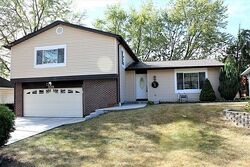 Pre-foreclosure in  Shorewood Dr Bartlett, IL 60103