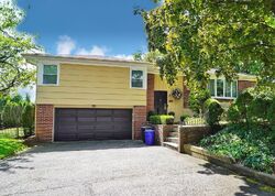Pre-foreclosure in  Four Corners Rd Staten Island, NY 10304