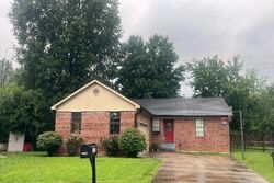 Pre-foreclosure in  Mary Dr New Albany, IN 47150