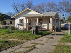 Pre-foreclosure in  HOT WELLS BLVD San Antonio, TX 78223