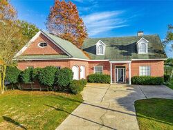 Pre-foreclosure in  Fairway Oaks Dr New Orleans, LA 70131