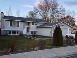 Pre-foreclosure in  W 19th Ave Kennewick, WA 99337