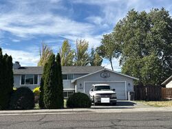 Pre-foreclosure in  W 19th Ave Kennewick, WA 99337