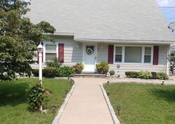 Pre-foreclosure in  Cribbins Ave Shelton, CT 06484