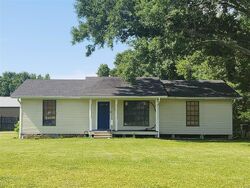 Pre-foreclosure in  Lake Wood Dr Erath, LA 70533