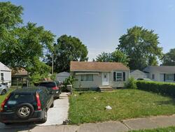 Pre-foreclosure in  Windsor Pl South Bend, IN 46619